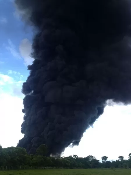 Los habitantes de Saravena observaron la columna de humo negro que dejó la explosión del Oleoducto Caño Limón - Coveñas.